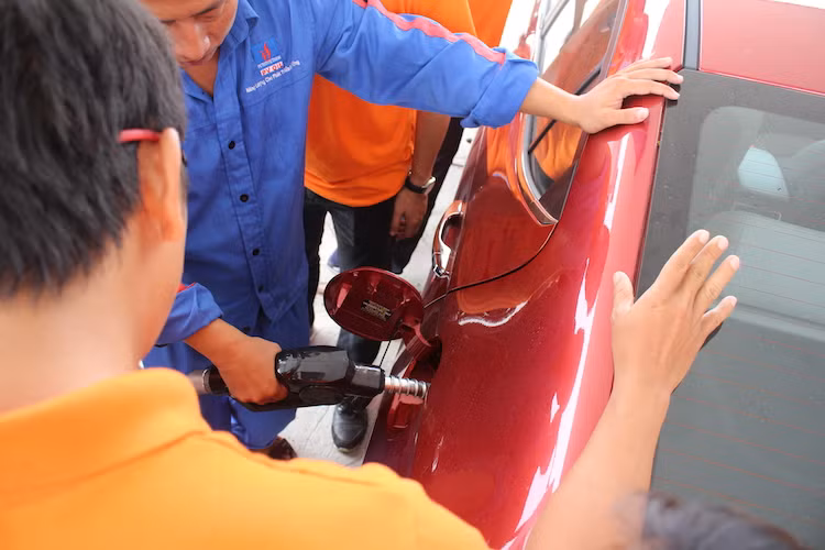 Khi tới điểm dừng chân ở Ninh Bình, những chiếc xe sẽ một lần nữa được đổ đầy xăng để có thể ghi lại chính xác lượng xăng đã sử dụng trong hành trình nhờ vào đồng hồ báo tại cây xăng. Sau đó, con số này sẽ được chia cho số km đi được trên máy tính hành trình của xe để có kết quả chính xác nhất.