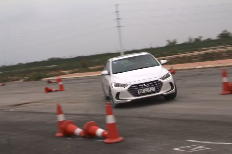 Khu vực thử nghiệm đã được Hyundai bố trí sa hình với các cọc tiêu đặt khá sát nhau, nhằm giúp người lái nhận ra ích lợi của các hệ thống như cân bằng điện tử ESC hay kiểm soát thân xe VSM. Đây cũng là bài tập để các tài xế "luyện tay" cũng như thử thách hệ thống lái và độ phản hồi hệ thống treo của xe.