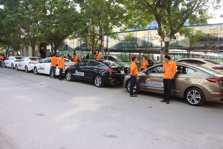 Những người tham gia trải nghiệm sẽ được chia thành 8 đội, mỗi đội 4 người và di chuyển trên 8 chiếc Elantra 2016 phiên bản cao cấp nhất GLS 2.0 số tự động AT. Ngoài phiên bản này, Elantra còn có bản 1.6 số sàn MT và 1.6 số tự động cũng được mang ra thử nghiệm.