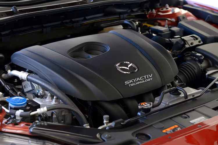 Phiên bản Mazda 6 2017 vẫn được hãng xe Nhật Bản trang bị động cơ 2.5l SKYACTIV-G nạp khí tự nhiên 4 xi-lanh, đem tới công suất tối đa 184 mã lực. Động cơ này được kết hợp với hộp số sàn 6 cấp hoặc tự động 6 cấp và hệ dẫn động cầu trước.
