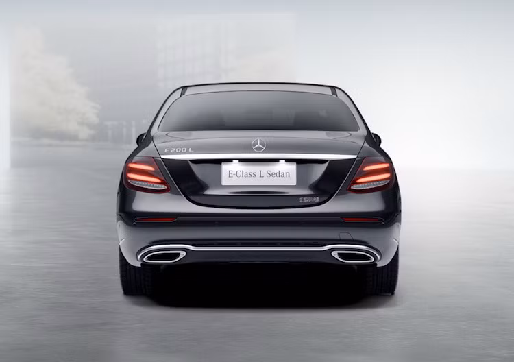 Mercedes E-Class L sẽ được sản xuất bởi nhà máy Benz Automotive Bắc Kinh của Mercedes liên doanh với hãng BAIC. Giá lần lượt cho các phiên bản E200L, E300L Avantgarde và E300L Luxury là 436.800, 474.800 và 499.800 NDT (tương đương 1,46 - 1,58 và 1,67 tỷ đồng).