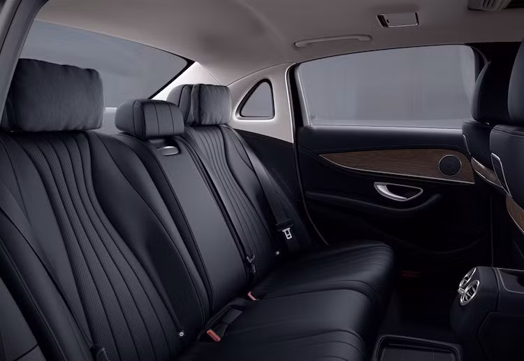 Với việc gia tăng độ dài trục cơ sở, chiếc xe cũng có không gian lớn hơn nhiều cho những hàng khách ngồi ở băng ghế sau. Khoảng để chân của ghế sau trên E-Class L đã tăng tới 134 mm so với phiên bản thường.