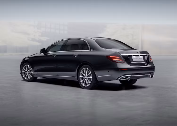Phần lớn thiết kế của E-Class vẫn được giữ nguyên trên E-Class L, ngoại trừ khu vực ở cửa sau của chiếc xe. Trên E-Class L, các nhà thiết kế của E-Class đã bổ sung thêm một ô cửa nhỏ hình tam giác ngay phía trước cột C, khiến chiếc xe giống như một "tiểu S-Class Maybach".
