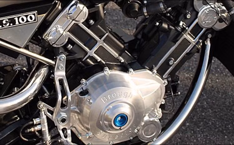 Về động cơ, Brough Superior SS100 được trang bị động cơ V-Twin 1.000 phân khối được làm mát bằng dầu và chất lỏng. Động cơ này cũng đã được hãng Akira ở Bayonne, Louisiana, Mỹ "thửa riêng" cho Brough Superior. Tùy theo ý khách hàng, công suất tối đa của xe có thể được hãng điều chỉnh từ 100 tới 120 mã lực.