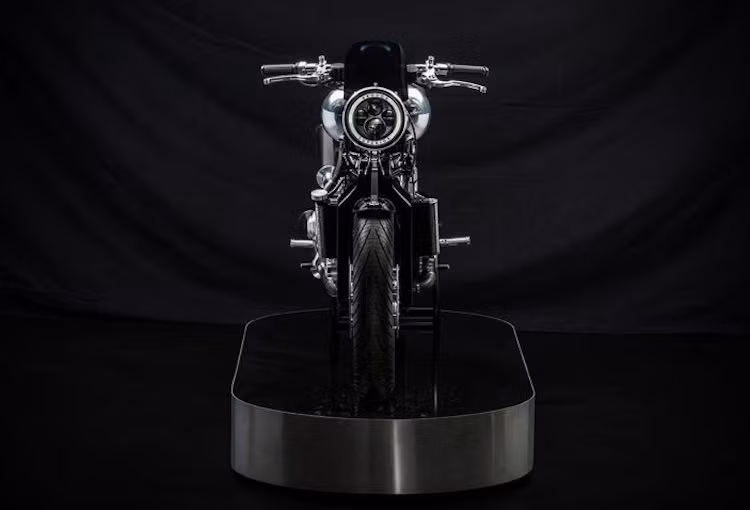 Brough Superior SS100 sử dụng bộ phanh đĩa kép Beringer được đánh giá có chất lượng cao nhất trên thị trường hiện nay với heo phanh được khắc CNC từ những khối nhôm 6082-T6 theo tiêu chuẩn hàng không, kết hợp cùng cặp đĩa phanh bằng gốm với lòng nhôm.