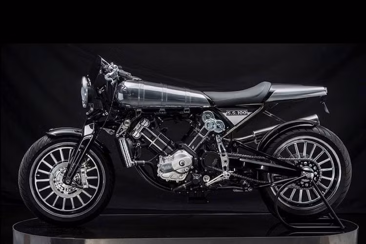 Một điểm đặc biệt khác của Brough Superior SS100 thế hệ mới đó là hệ thống phuộc trước dạng girder bằng hợp kim đúc, giảm số lượng bộ phận chuyển động và giúp xe đỡ xóc hơn. Cả giảm xóc trước và sau của xe đều được cung cấp bởi hãng Ohlins nổi tiếng, trong khi hệ thống phanh đĩa của xe cũng đã được "đặc chế" bởi hãng Beringer.