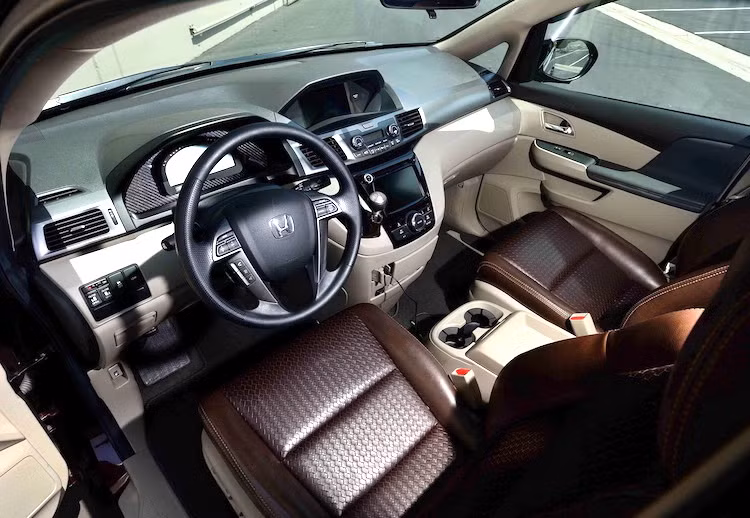 Chỉ tới khi nhìn vào bảng đồng hồ kiểu xe đua cùng bộ khung thép 4 điểm giăng phía sau, một người chơi xe mới có thể phần nào đoán được khả năng thực sự của chiếc Odyssey này. Thậm chí chiếc xe còn có hộp chứa đồ trên mui và ghế cho trẻ em ở phía sau như mọi chiếc minivan gia đình khác!