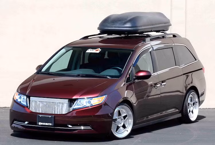 Vào giữa năm 2013, chi nhánh Honda tại Mỹ đã liên hệ với xưởng độ Bisimoto để tạo ra một chiếc MPV Honda Odyssey độ nhằm trưng bày tại triển lãm xe độ SEMA vào cuối năm. Thành quả của Bisimoto đã cho ra đời một mẫu xe gây "sốc" với công suất khủng.