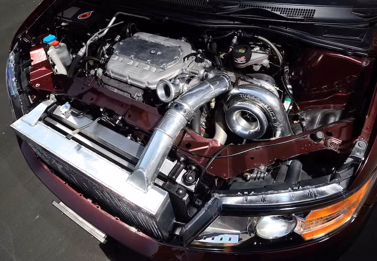 Nâng cấp đáng kể nhất của Bisimoto trên chiếc xe đó là khối động cơ mã hiệu J35 3.5l V6 nạp khí tự nhiên của Odyssey đã được độ "full bài" với piston Arias với tỉ số nén 9.0:1, tay biên R&amp;R, gioăng máy Golden Eagle, dàn ốc bắt ARP, xú páp Bisimoto Web, trục cam Supertech và đặc biệt là hệ thống tăng áp với turbo Turbonetics BTX7265.