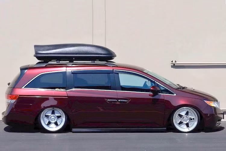 Ở bên ngoài chiếc Odyssey, Bisimoto đã hoàn toàn không thay đổi bất kỳ chi tiết gì trên thân xe ngoài lưới tản nhiệt bị loại bỏ để có thể đưa được nhiều gió hơn vào két tản nhiệt cực lớn của xe.