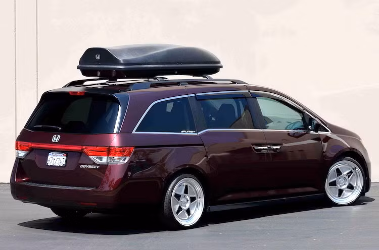 Thay vì sử dụng hệ thống treo truyền thống, Bisimoto đã trang bị cho Odyssey treo khí có khả năng điều chỉnh độ cao. Cùng với bộ mâm Tarmac R40 CNC 20 inch của Fifteen52 và lốp 255/30/20 Toyo T1 Sport, Odyssey có vè ngoài thấp và sang trọng như những chiếc xe phong cách VIP ở Nhật.