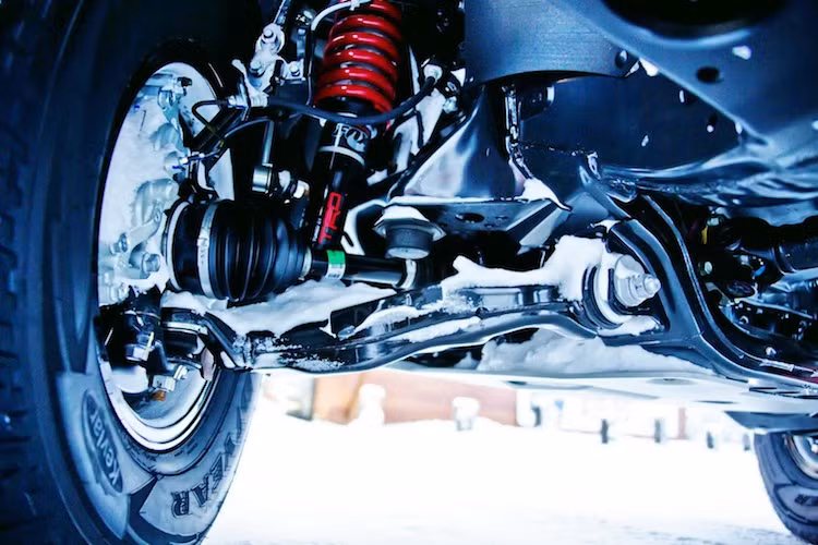 So với một chiếc Tundra thường, Tundra Pro đã rời bánh khỏi nhà máy với hệ thống treo "hàng hiệu" của hãng Fox Suspension, giúp nâng khoảng sáng gầm xe lên tới 2,5 cm. Ở phía sau xe là hệ thống xả thể thao bằng thép không rỉ.