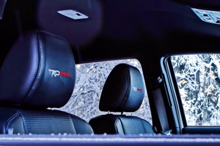 Bên trong nội thất của Tundra TRD Pro cũng đã được trang trí bởi hàng loạt các chi tiết tới từ bộ phận phát triển xe đua của Toyota TRD (Toyota Racing Development). Các ghế ngồi của xe đều có sưởi và bọc da cao cấp, trong khi một màn hình 4,2 inch trên bảng đồng hồ giúp cung cấp các thông số khi xe offroad cho người lái.