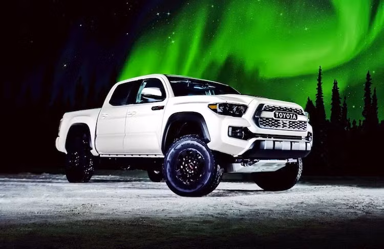 Tacoma là dòng bán tải cỡ trung của Toyota, chỉ đứng sau dòng Tundra và được tạo ra chủ yếu nhằm hướng tới "gu" sử dụng của người Mỹ. Thế hệ Tacoma mới nhất vừa được tung ra vào mùa thu năm ngoái và Toyota Tacoma TRD Pro của năm nay là phiên bản offroad thể thao của đời Tacoma này.