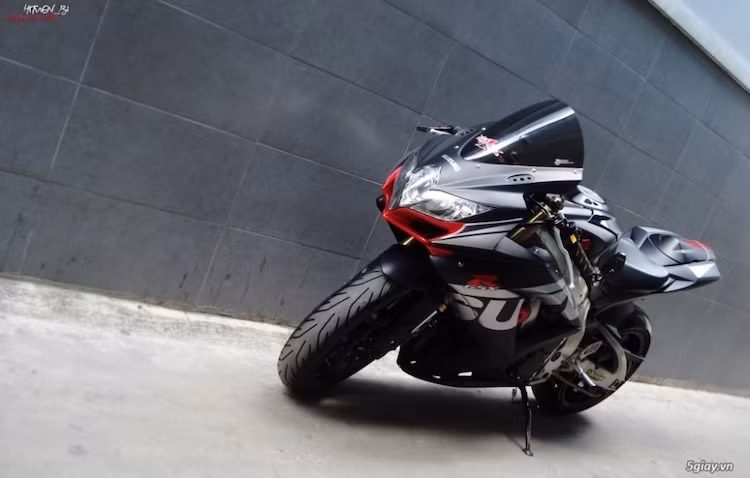 Để khiến chiếc GSX-R600 đời 2008 trở nên nổi bật hơn, một biker tại Sài Gòn đã quyết định độ lại nhẹ nhàng chiếc xe, với một số phụ tùng "hàng tuyển" cùng dàn áo được sơn tem đấu đơn giản nhưng cực "ngầu" và đẹp mắt.
