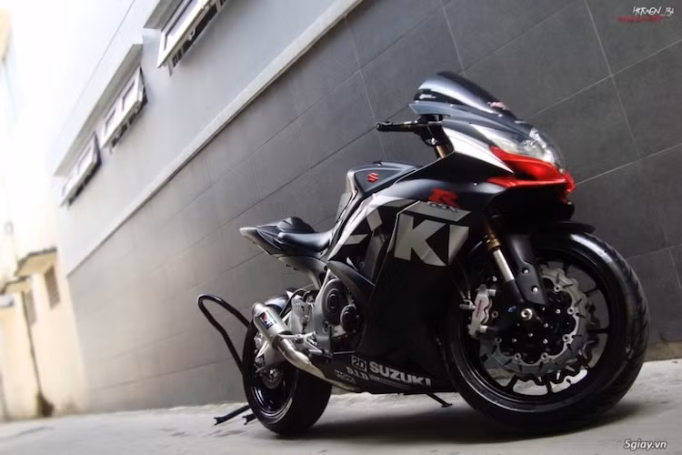 "Dàn chân" của chiếc xe vẫn giữ nguyên cặp phuộc USD trước Showa và heo Tokico 4 piston. Tuy nhiên các đĩa phanh đã được nâng cấp lên đĩa hoa Galfer đẹp mắt và đặc biệt là sự có mặt của bộ mâm Marchesini 5 cánh kép.