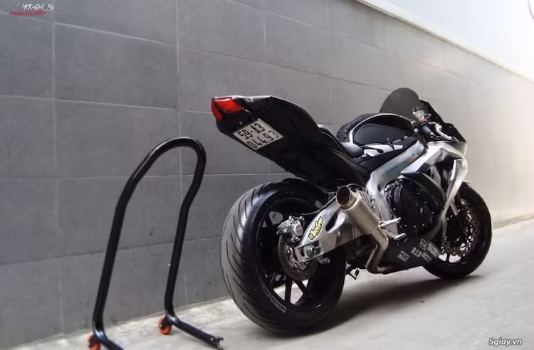 Với "bộ cánh" mới cùng một số đồ chơi có giá trị, chiếc GSX-R600 độ của biker Sài Thành vốn đã hấp dẫn nay càng trở nên nổi bật hơn.