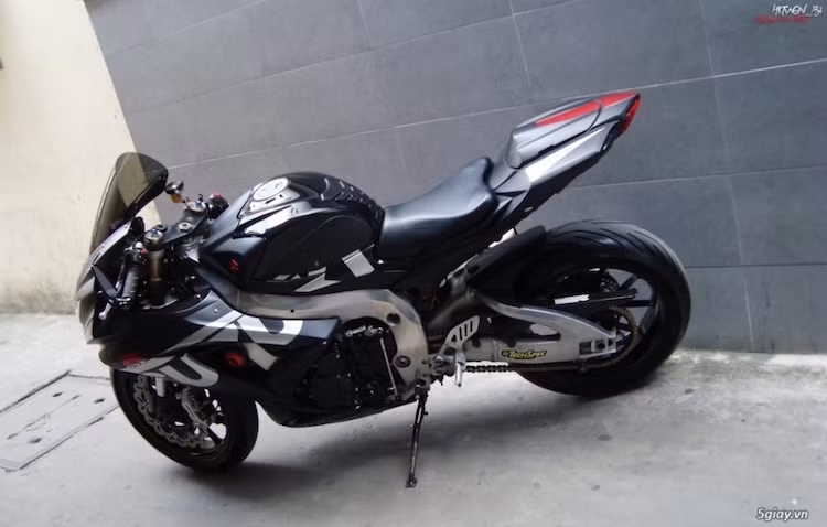 Thành công của Suzuki GSX-R600 có được là nhờ thiết kế hấp dẫn nhưng không quá "nổi loạn" cùng khối động cơ 4 xi-lanh thẳng hàng 599 cc DOHC làm mát bằng dung dịch, có công suất tối đa 124 mã lực.