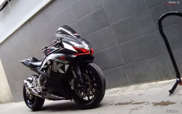 Dù không phổ biến bằng 2 đối thủ là Honda CBR600RR và Yamaha R6, nhưng mẫu sportbike tầm trung 600 cc Suzuki GSX-R600 vẫn được rất nhiều biker tại Việt Nam lựa chọn. Đặc biệt, phiên bản 2008 với đèn pha đặc trưng được dân chơi gọi là "mắt phượng" có số lượng khá lớn.