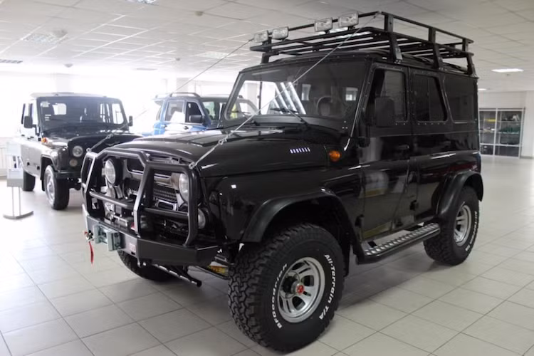 So với các phiên bản khác, UAZ Hunter Trophy chỉ khác biệt ở việc hộp số của xe được bảo vệ bởi lớp vỏ bằng thép tấm dập dày 3 ly cùng hệ truyền động bọc quanh bởi các ống thép phi 42 ly nhằm đảm bảo an toàn khi offroad qua những địa hình khó. Tuy nhiên, chủ xe cũng có thể trang bị thêm hàng loạt các phụ kiện offroad chuyên nghiệp cho xe.