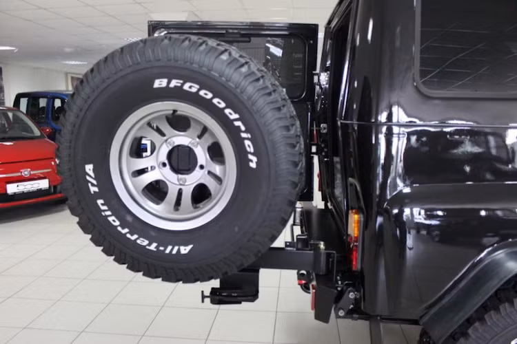 Cung cấp sức mạnh cho UAZ Hunter Trophy là động cơ xăng 2.6 lít với công suất khiêm tốn 128 mã lực cùng mô-men xoắn cực đại 209 Nm. Với hệ dẫn động 4 bánh bán thời gian, chiếc xe có thể đạt tốc độ tối đa 150 km/h dù có trọng lượng lên tới 1,8 tấn.