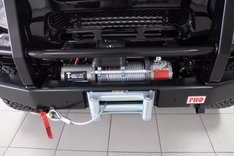 Với các phụ kiện như tời điện, ba-đờ-sốc trước bằng thép, lốp gai, dàn đèn chiếu sáng tăng cường cùng giá để hàng trên nóc xe, UAZ Hunter Trophy có thể trở thành một mẫu xe offroad chuyên nghiệp, bền bỉ và hiệu quả sánh ngang các "huyền thoại" SUV khác như Mercedes G-Class, Land Rover Defender trong khi có giá thành rẻ hơn.