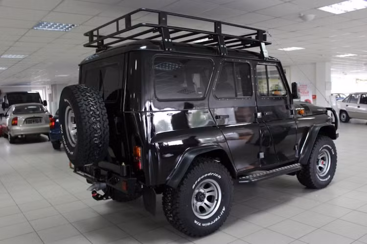 Tại thị trường Nga, một chiếc UAZ Hunter Trophy cơ bản có giá khởi điểm chỉ 500.000 Rúp (tương đương 174,5 triệu đồng). Tuy nhiên nếu trang bị đầy đủ các phụ kiện offroad, chiếc xe có thể có giá lên tới 700.000 Rúp (tương đương 244 triệu đồng).