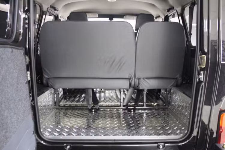 Dù không đến mức "sơ sài" như những chiếc UAZ-469 đời cũ rất phổ biến tại Việt Nam một thời, nhưng nội thất của UAZ Hunter Trophy cũng không có các tiện nghi hiện đại. Trần xe chỉ được bọc vải rẻ tiền, trong khi các ghế ngồi được bọc bạt chống nước và sàn xe lát thép vân kim cương chống bám bẩn.