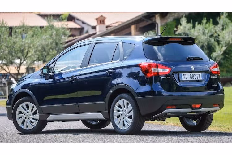 Tuy nhiên ở phía sau, chiếc xe có ít thay đổi hơn so với phiên bản cũ, chỉ bao gồm cản sau và cụm đèn hậu mới cũng sử dụng công nghệ LED. Đương nhiên, Suzuki cũng bổ sung cho chiếc xe một số thiết kế mâm đúc mới, kèm theo những lựa chọn màu sắc 2 tông nổi bật.