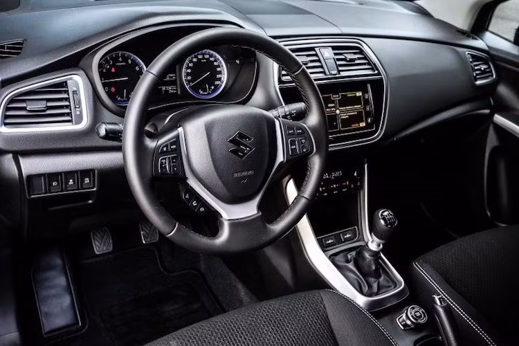 Ở bên trong nội thất, Suzuki S-Cross 2017 chỉ có một số thay đổi nhỏ, trong đó đáng chú ý nhất là hệ thống thông tin giải trí mới với màn hình 7 inch cảm ứng nằm trên bảng táp-lô. Phiên bản cao cấp nhất của xe sẽ được trang bị một số tính năng cao cấp như khởi động bằng nút bấm, khởi động không cần chìa, điều hòa không khí 2 vùng và camera lùi.