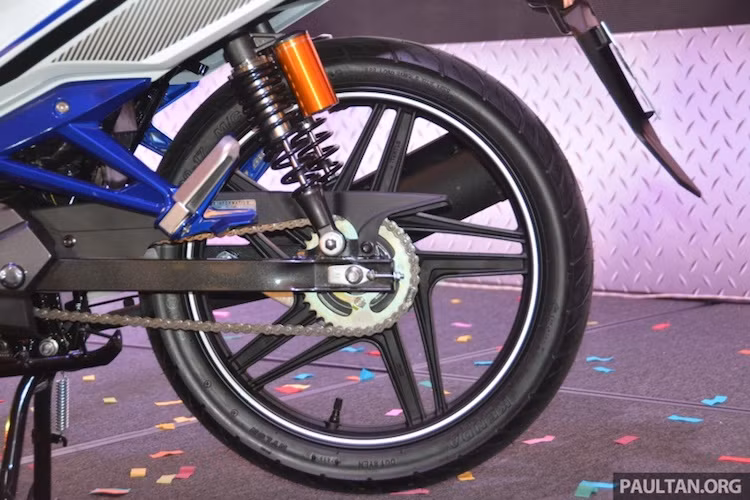 Do bên dưới yên có một ngăn chứa đồ nên bình xăng 4,2 lít của Sport Rider 125i được đẩy lùi về phía sau. Hệ thống phanh sau của xe khá "cổ lỗ" khi vẫn sử dụng phanh tang trống thay vì phanh đĩa.