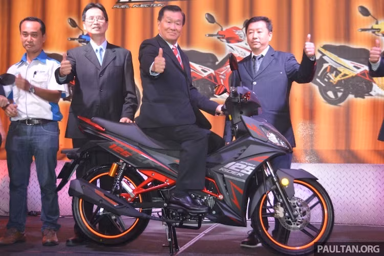 Từng được nhiều lần được hé lộ trong suốt thời gian qua, mẫu xe côn tay underbone mới SYM Sport Rider 125i vừa được chính thức ra mắt tại Indonesia. Đây là mẫu xe được chi nhanh SYM tại Malaysia thiết kế và hướng tới đối thủ chính là Suzuki Axelo thay vì Yamaha Exciter 150 - mẫu xe đã làm "vua" ở phân khúc này trong nhiều năm.