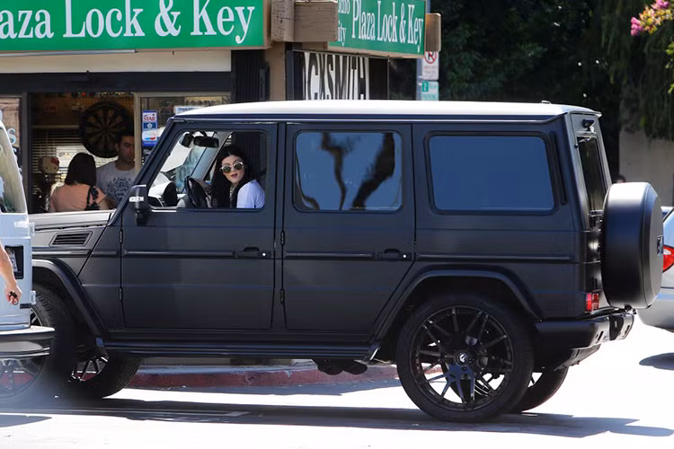 Năm nay mới chỉ tròn 19 tuổi, nhưng Kyle Jenner hiện là một trong những nhân vật xuất hiện nhiều nhất trên truyền hình Mỹ, từng lọt vào danh sách 25 teen có ảnh hưởng nhất năm 2014 và hiện là 1 trong top 10 người nổi tiếng có lượng theo dõi lớn nhất trên Instagram.