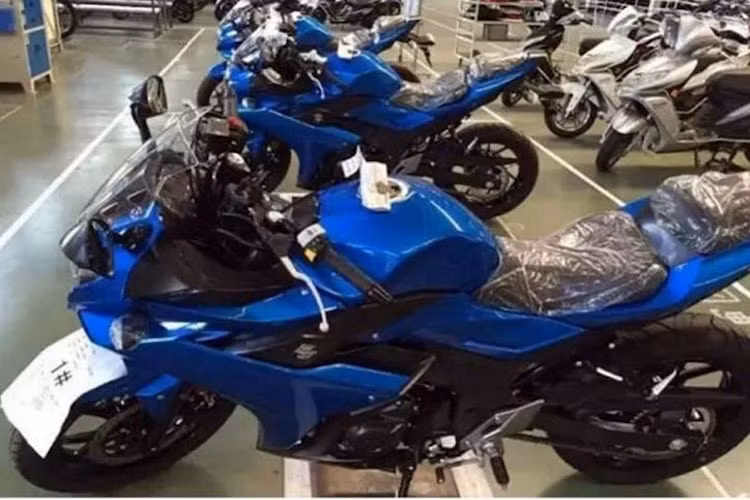 Về tên gọi, nhiều khả năng mẫu sportbike này sẽ có tên gọi GSX-R250 theo dòng sản phẩm thể thao của Suzuki. Nhiều khả năng GSX-R250 sẽ xuất hiện vào 1 trong 2 triển lãm môtô lớn cuối năm nay là Intermot tại Đức hoặc triển lãm EICMA tại Ý.