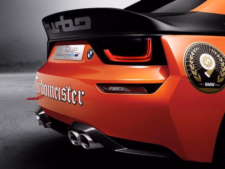 Ở phía sau, 2002 Hommage có thiết kế rất hiện đại với các đèn hậu LED, với một số chi tiết hoài cổ như logo BMW đặt lệch trên nắp khoang hành lý. Nước sơn màu cam cùng dòng chữ Turbomeister và các logo đặc biệt in trên thân xe là sự gợi nhớ về chiếc xe đua BMW 2002 tại giải Monte Carlo Rally năm 1973 với tem đấu Jagermeister.