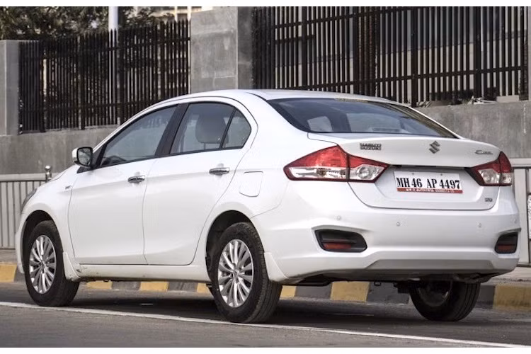 Ciaz có kích thước dài x rộng x cao lần lượt là 4490 x 1730 x 1485 mm với chiều dài cơ sở 2.650 mm. Nhìn vào những thông số này, giới chuyên gia đánh giá Ciaz có kích thước nhỉnh hơn các xe cùng phân khúc hạng B.