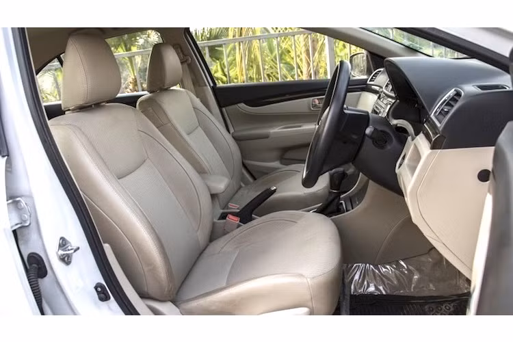 Trên các phiên bản cao cấp, nội thất của xe có thể được bọc da, tuy nhiên toàn bộ các ghế ngồi sẽ được chỉnh cơ. Xe được trang bị khá nhiều tiện ích như điều hòa tự động, vô-lăng tích hợp nút gọi điện thoại, khởi động bằng nút bấm và chìa khóa thông minh...