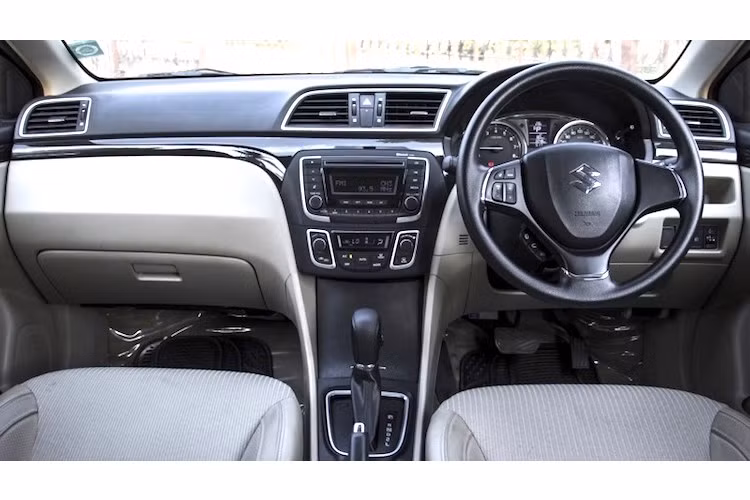 Ở bên trong nội thất, Ciaz có bảng táp-lô được thiết kế giản dị, kèm theo vô-lăng 3 chấu đa chức năng. Nằm ở phân khúc giá rẻ nên xe chỉ có hệ thống thông tin giải trí cơ bản với đầu CD cùng các kết nối thông dụng như USB, Bluetooth...