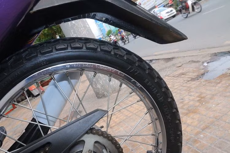Cả 2 bánh của chiếc xe cũng còn nguyên lốp "zin" kể từ khi rời nhà máy Suzuki với gai dầy đặn, bọc xung quanh cặp vành Tân Lan. Bánh trước của RGV có kích cỡ 70/90/17 trong khi bánh sau là 80/90/17.
