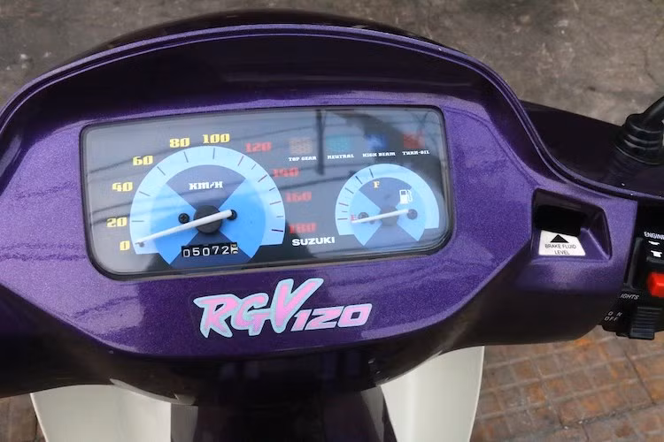 Chiếc Suzuki RGV 120 này đã được một người sưu tập xe tại Sài Gòn cất công săn lùng. Dù được sản xuất từ năm 1999 nhưng vì một lý do nào đó, nó đã bị "tồn kho" và chỉ đăng ký lần đầu ở Việt Nam vào năm 2010, khiến chiếc xe mới chỉ chạy được hơn 5000 km.