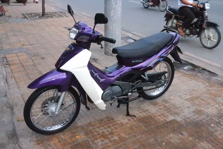 Vào cuối những năm 90, đầu 2000, Suzuki RGV 120 đã được nhập vào Việt Nam dưới dạng xe nguyên chiếc và có giá rất đắt vào thời điểm đó. Nhờ có công suất lớn cùng tiếng nổ 2 kỳ đặc trưng, RGV 120 nói riêng và các biến thể "Su xì po" nói chung đã trở thành một trong những "tượng đài" xe 2 kỳ tại Việt Nam, bên cạnh Yamaha Z125.