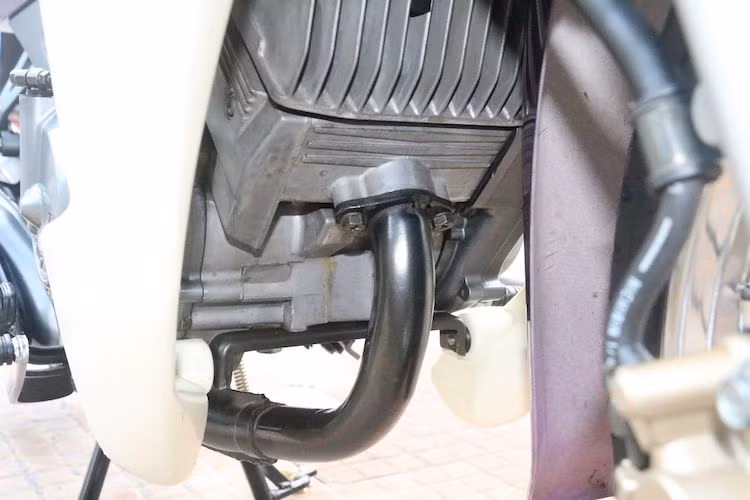 Do mới chỉ chạy được hơn 5000 km nên động cơ của chiếc xe này cũng hoàn toàn sạch sẽ, gần như không có vết dầu mỡ thường xuất hiện trên các loại xe 2 kỳ.