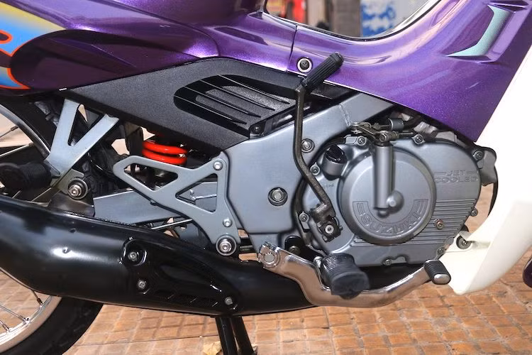 Tại thời điểm năm 1999 và ngay cả ngày nay, đây là một mức công suất rất mạnh đối với một mẫu xe số phổ thông. Nhờ động cơ mạnh mẽ, RGV 120 có thể đạt tốc độ tối đa lên tới 145 km/h. Một điểm nổi bật khác đó là chiếc xe có tới 6 cấp số, do dải mô-men xoắn hẹp của động cơ 2 kỳ.