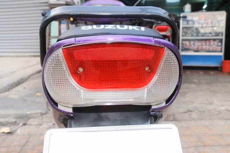 Cận cảnh phần đuôi của RGV 120. Ngoại trừ màu sắc của cụm đèn xi-nhan, đèn hậu của xe có thiết kế y hệt so với Suzuki RG Sports 110, Suzuki Royal 110 và Suzuki Viva 110 trước đây.