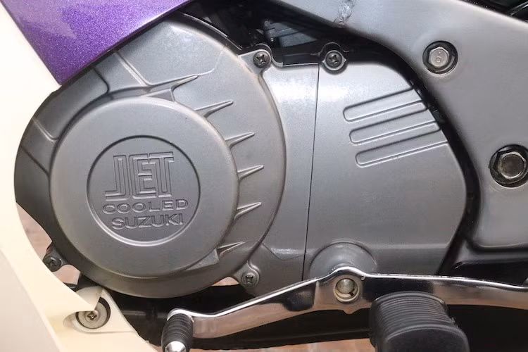 Đặc điểm khiến Suzuki RGV 120 và các biến thể của nó trở thành "huyền thoại" đối với người chơi xe tại Việt Nam đó là khối động cơ 2 kỳ 1 xi-lanh 120,7 cc làm mát bằng gió của xe, với công suất lên tới 15,5 PS và mô-men xoắn cực đại 15 Nm.