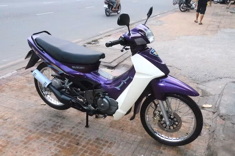  Xe máy Suzuki RGV 120 là dòng 2 kỳ côn tay với kiểu dáng xe số phổ thông (underbone) được sản xuất dành riêng cho thị trường Malaysia và là phiên bản cao cấp hơn của chiếc RG Sports 110. Tại Việt Nam, mẫu xe này cùng với "đàn em" RG Sports 110 và chiếc Suzuki Satria có cấu trúc tương tự nhưng khác kiểu dáng, thường được gọi là "Su xì po".