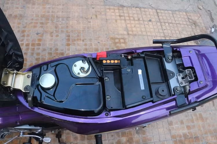 Bình xăng và khoang chứa đồ dưới yên xe còn bóng bẩy, hoàn toàn không trầy xước hay có bất kỳ dấu vết nào. Là một mẫu xe 2 kỳ nên RGV 120 có thêm bình dầu rời nằm ở gần lẫy khóa yên. Các hộc chứa đồ dưới yên xe chỉ vừa đủ chỗ chứa một số dụng cụ sửa chữa đơn giản.