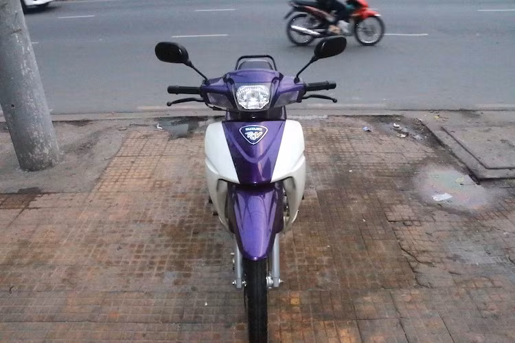 Cùng với Suzuki FX125, Suzuki RGV 120 cũng đã góp phần ghi đậm hình ảnh Suzuki trong lòng người tiêu dùng Việt. Tuy nhiên với gia tốc mạnh, chiếc xe cũng là phương tiện di chuyển yêu thích của những tên cướp đường phố cuối Thế kỷ 20 tại miền Nam. Chính vì vậy, tiếng nổ 2 kỳ đặc trưng của "Su xì po" cũng trở thành nỗi "khiếp sợ" của nhiều người đi đường tại Sài Gòn lúc đó, khiến họ luôn trong tình trạng cảnh giác.
