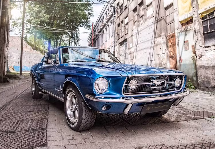 Là một hãng độ nội thất, thiết kế bên ngoài đã mang tính "biểu tượng" của Mustang Fastback 1967 đã được Carlex giữ nguyên. Hãng độ này chỉ tân trang lại thân vỏ cùng các chi tiết mạ trên chiếc xe và lắp cho nó bộ mâm 5 cánh American Racing Torq Thrust đặc trưng của xe "cơ bắp" Mỹ.