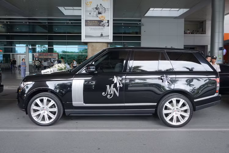 Trong đó, 3 chiếc xe đi hàng đầu đều là Range Rover thế hệ mới, với 2 chiếc thuộc phiên bản Autobiography cao cấp nhất. Một chiếc thuộc bản thấp hơn nhưng lại được trang bị mâm độ HRE 10 cánh "hàng độc".